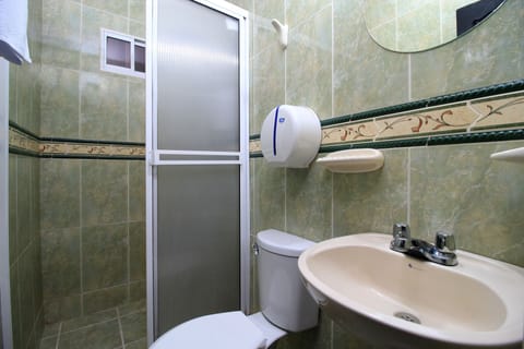 Standard Quadruple Room | Bathroom | Shower, rainfall showerhead, free toiletries, hair dryer