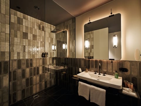 Junior Studio Suite | Bathroom | Shower, rainfall showerhead, free toiletries, bathrobes