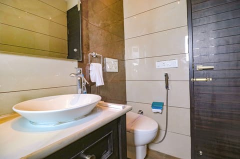 Deluxe Room | Bathroom | Shower, rainfall showerhead, free toiletries, towels