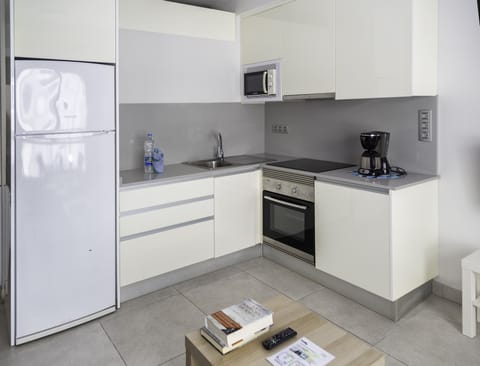 Standard Apartment | Private kitchen | Full-size fridge, microwave, oven, stovetop