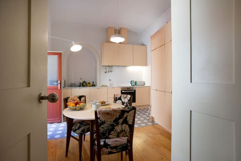 Deluxe Apartment | Private kitchen | Full-size fridge, microwave, oven, stovetop