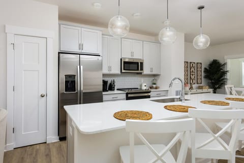 Comfort Townhome | Private kitchen | Full-size fridge, microwave, oven, stovetop