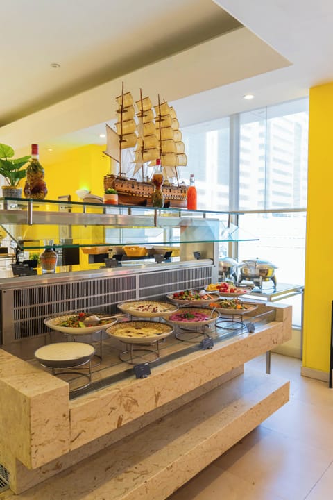 2 restaurants; breakfast, lunch, and dinner served