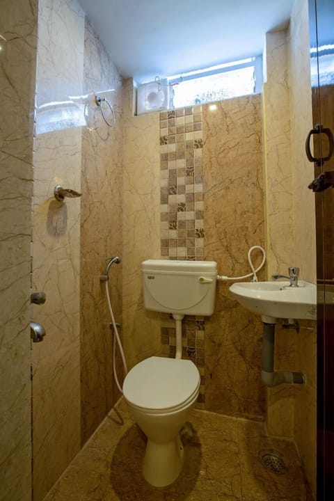 Basic Room | Bathroom | Shower, rainfall showerhead, towels