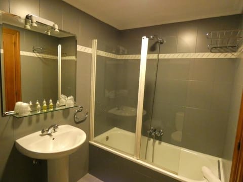 Traditional Double or Twin Room | Bathroom | Bathtub, free toiletries, hair dryer, towels