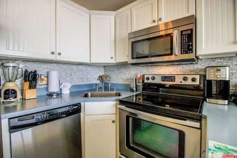 Condo, 1 Bedroom | Private kitchen | Fridge, oven, coffee/tea maker, toaster