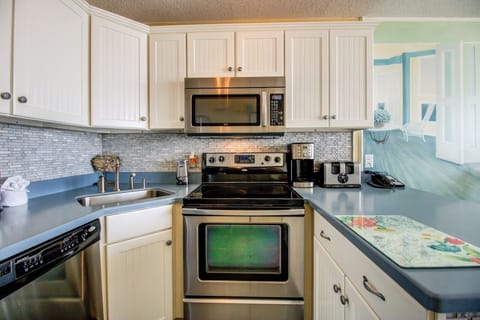 Condo, 1 Bedroom | Private kitchen | Fridge, oven, coffee/tea maker, toaster