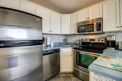 Condo, 1 Bedroom | Private kitchen | Fridge, oven, coffee/tea maker, toaster