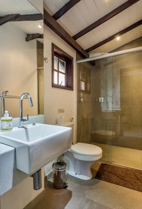 Design Quadruple Room, Multiple Beds, City View, Poolside | Bathroom | Hair dryer, bathrobes, bidet, towels