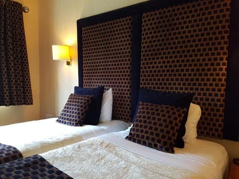 Standard Twin Room, 2 Twin Beds, Non Smoking, Ensuite | Free WiFi