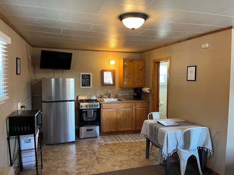 Classic Cabin | Private kitchen | Full-size fridge, microwave, oven, stovetop