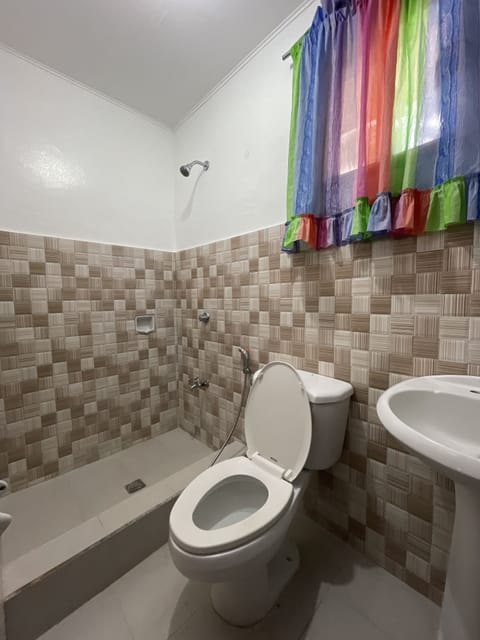 Classic Quadruple Room | Bathroom | Shower, bidet, towels