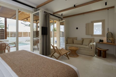 Master Suite outdoor Pool | Minibar, in-room safe, free WiFi, bed sheets