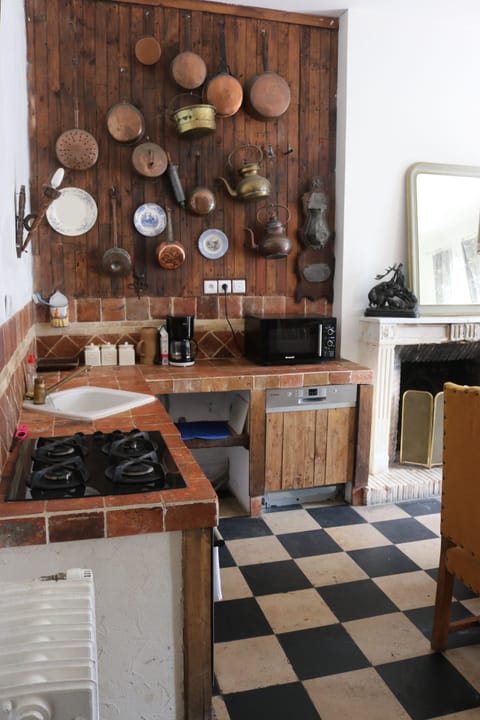 Comfort House | Private kitchen | Microwave, coffee/tea maker, toaster, cookware/dishes/utensils