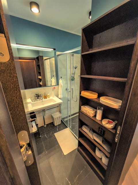 Deluxe Double Room, Garden View | Bathroom | Shower, hair dryer, bathrobes, slippers