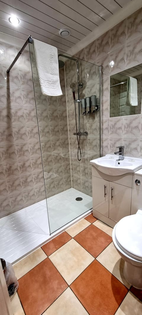 Standard Double Room, Ensuite | Bathroom