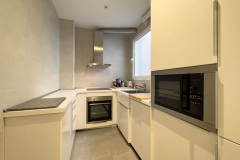 Superior Apartment | Private kitchen | Full-size fridge, microwave, stovetop, coffee/tea maker