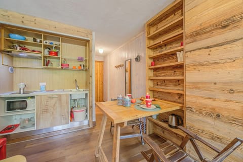 Standard Studio, Mountain View (Studio Abete Rosso 500m From Ski) | In-room dining