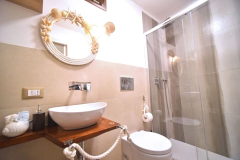 Comfort Double Room | Bathroom | Shower, hair dryer, bidet, towels