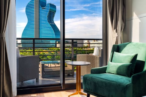 Room, 1 King Bed, Non Smoking, Balcony | Premium bedding, in-room safe, desk, laptop workspace