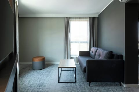 Family Room, 1 Queen Bed with Sofa bed | Hypo-allergenic bedding, desk, laptop workspace, blackout drapes