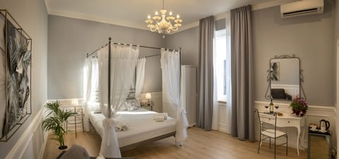 Classic Room | Down comforters, minibar, in-room safe, desk