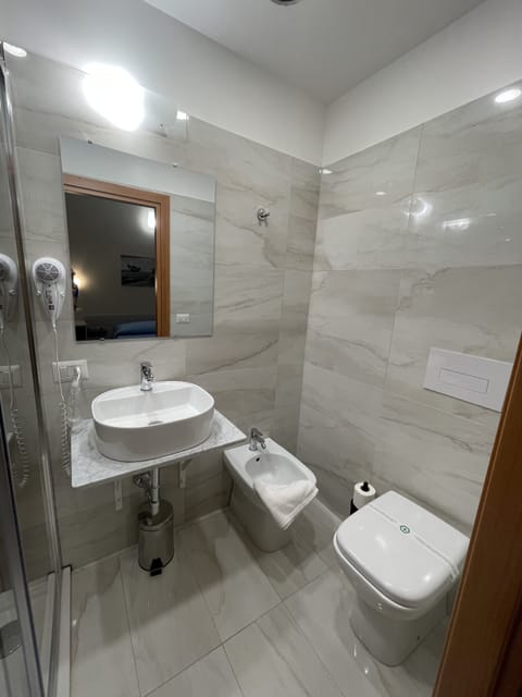 Comfort Room, 1 Double Bed, Ensuite, City View | Bathroom | Shower, rainfall showerhead, free toiletries, hair dryer