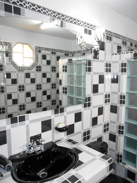 Family Triple Room | Bathroom | Shower, rainfall showerhead, hair dryer, towels