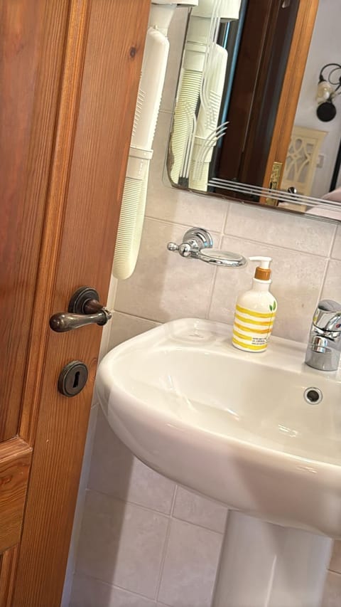Basic Room | Bathroom | Rainfall showerhead, towels