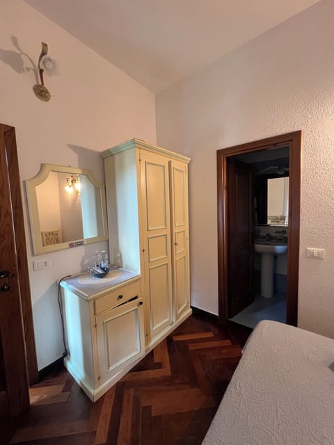 Basic Room | 1 bedroom, desk, bed sheets