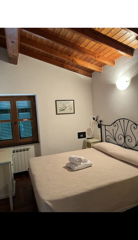 Classic Room | 1 bedroom, desk, bed sheets
