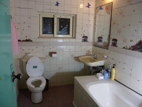 Separate tub and shower, deep soaking tub, free toiletries, hair dryer