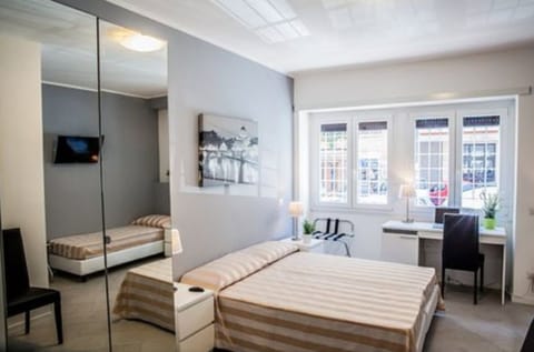 Triple Room | Minibar, in-room safe, desk, free cribs/infant beds