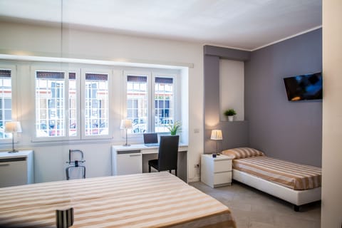 Triple Room | Minibar, in-room safe, desk, free cribs/infant beds