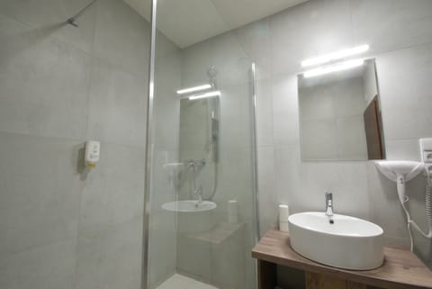 Classic Double Room | Bathroom | Shower, free toiletries, hair dryer, towels