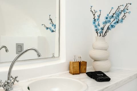 Junior Villa, Private Plunge Pool, Sea View | Bathroom | Shower, rainfall showerhead, free toiletries, hair dryer