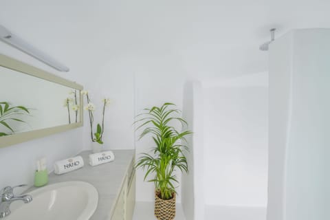 Grand Villa, Private Plunge Pool, Sea View | Bathroom | Shower, rainfall showerhead, free toiletries, hair dryer