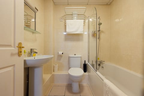 Classic Triple Room | Bathroom | Free toiletries, hair dryer, towels, toilet paper