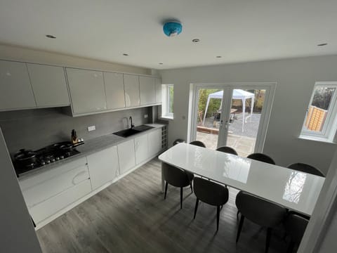 House, 4 Bedrooms | Private kitchenette | Fridge, microwave, oven, electric kettle