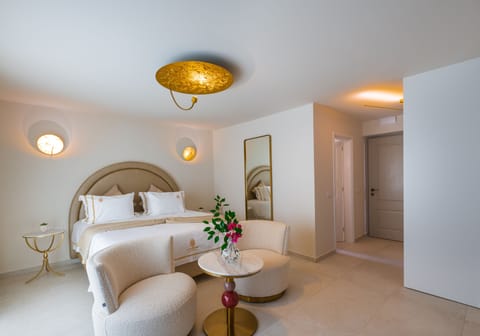 Honeymoon Suite | Egyptian cotton sheets, premium bedding, Select Comfort beds, minibar