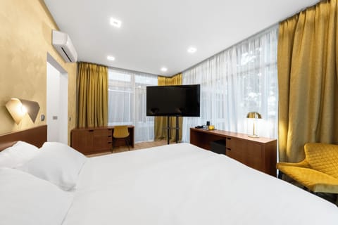 Superior Room | Minibar, in-room safe, desk, soundproofing