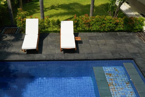 Outdoor pool, sun loungers