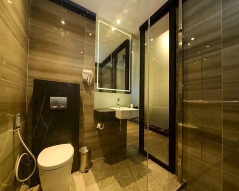 Luxury Room | Bathroom | Shower, rainfall showerhead, hair dryer, slippers