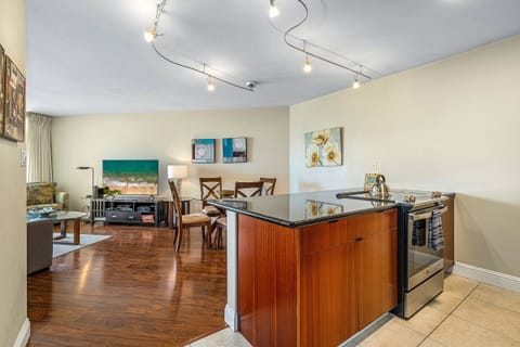 Condo, 1 Bedroom | Dining