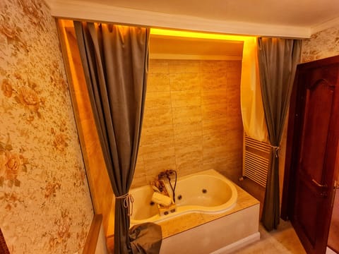 Superior Double Room | Bathroom | Slippers