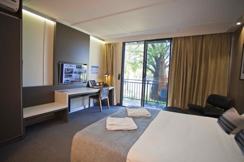 Standard Queen Room | Premium bedding, in-room safe, iron/ironing board, free WiFi