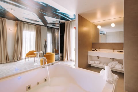 Studio Suite | Bathroom | Hair dryer, bathrobes, slippers, bidet