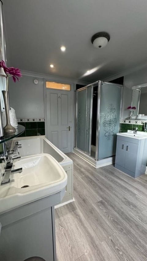 Family Triple Room | Bathroom | Hair dryer, towels