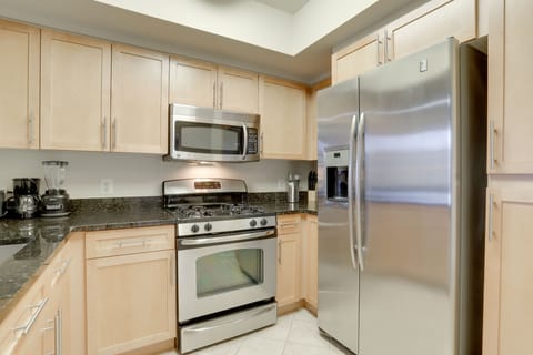 Business Apartment | Private kitchen | Full-size fridge, microwave, oven, stovetop