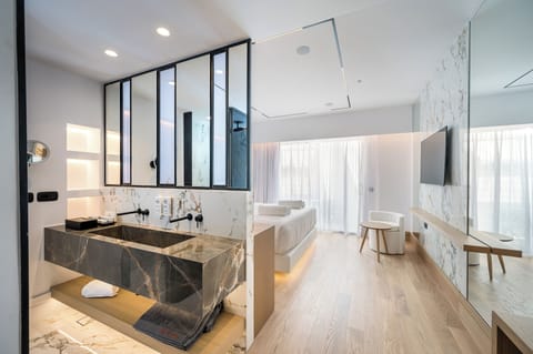 Junior Suite | Minibar, in-room safe, blackout drapes, soundproofing